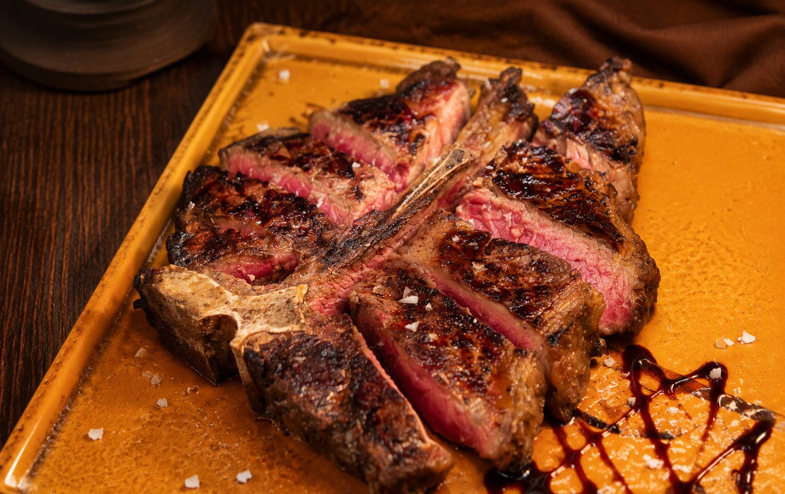 La fiorentina di bue nero Italia tagliata, con il cuore rosa